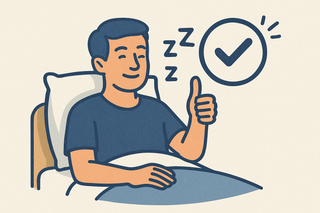 Illustratie van een tevreden man die in bed ligt, een duim omhoog steekt en wordt omringd door slaap- en checklist-symbolen, passend bij het thema beter leren slapen