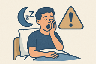 Illustratie van een vermoeide man die in bed gaapt, met een maansymbool, slaaptekens en een waarschuwingsbord, passend bij het thema wakker worden als je moe bent.
